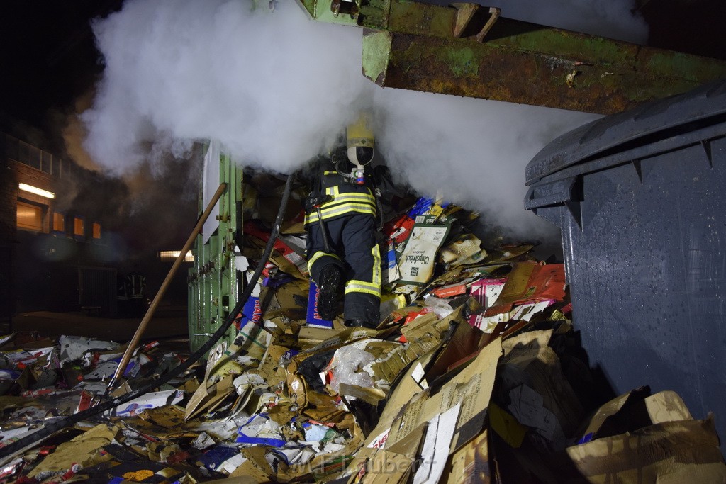 Feuer Papp Presscontainer Koeln Hoehenberg Bochumerstr P329.JPG - Miklos Laubert